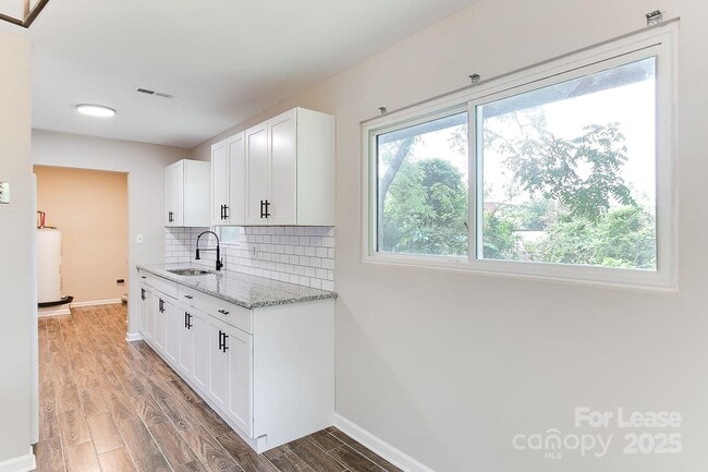 Building Photo - 4027 Bearwood Ave