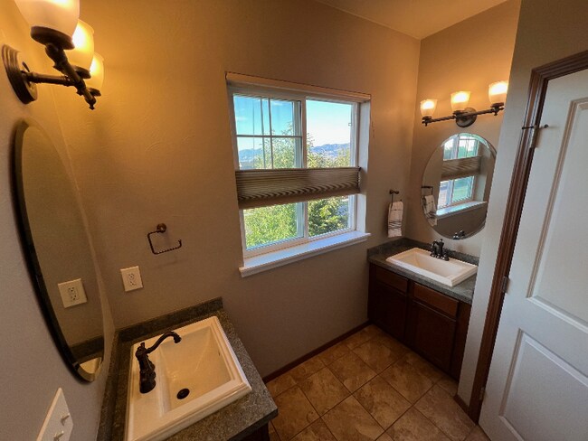 Building Photo - Modern 3 Bed | 2.5 Bath Condo in Prime Loc...