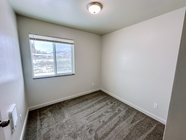 Building Photo - Newer Duplex for Rent Between Twin Bridges and Sheridan!