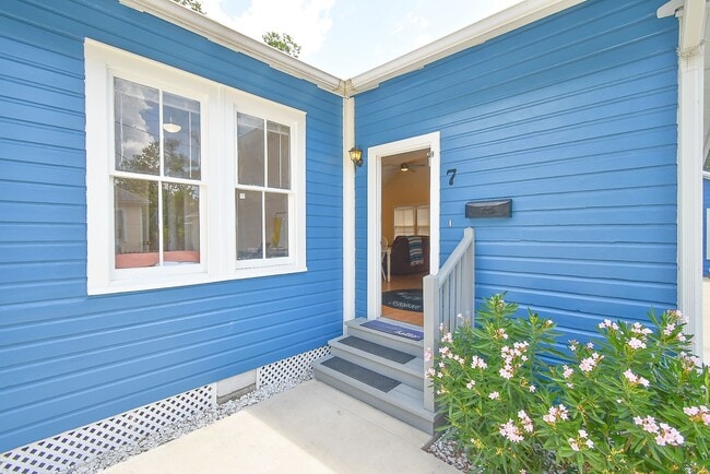 Building Photo - 7 Dupont Ln