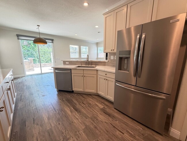 Building Photo - Beautiful Updated 3 bedroom home