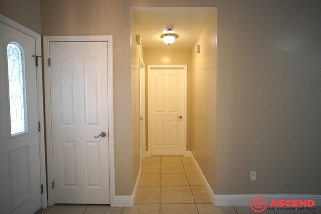 Building Photo - Beautiful 3BD/2BA Home in Bakersfield's 93312 — HOA Community, Open Floor Plan!