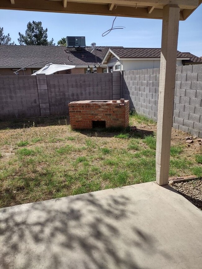 Building Photo - NO HOA- **NEW INTERIOR PAINT AND NEW FLOOR...