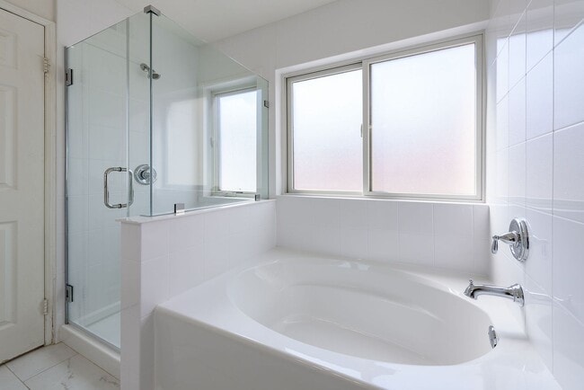 Building Photo - Convenient, Spacious Townhome for Rent in ...