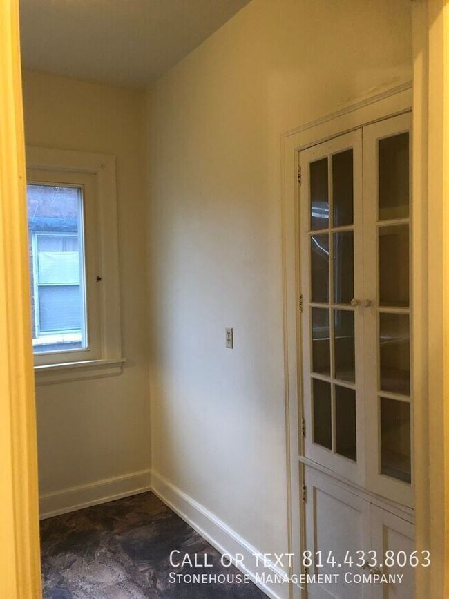 Building Photo - 360 W 7th St