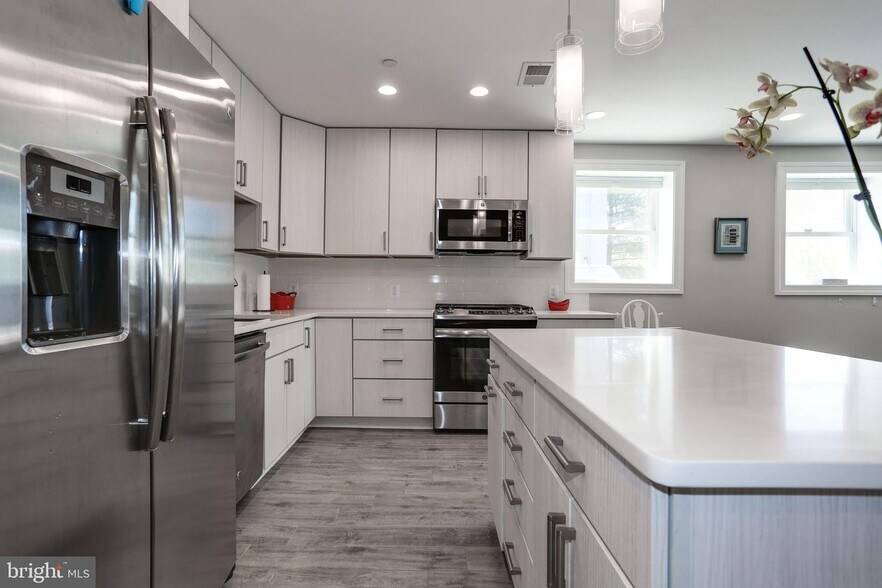 Building Photo - 414 Varnum St NW