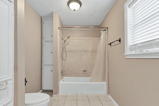 Building Photo - END OF JULY MOVE IN!!  Spacious 4 Bedroom 2 Bathroom Home with Huge Yard!