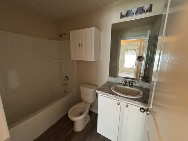 Building Photo - Cute Home Ready for Family