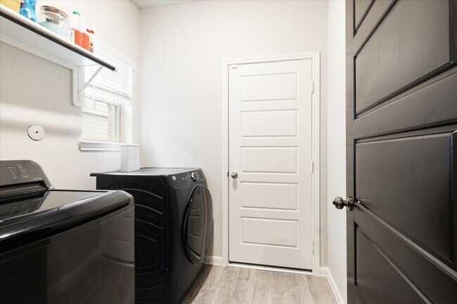 Building Photo - 418 Emerald Thicket Ln