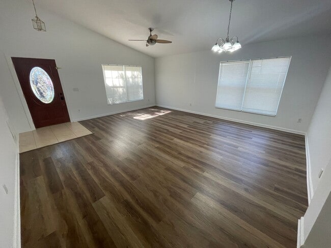 Building Photo - 3 Bedroom/2 Bathroom SFH in Lake Griffen E...