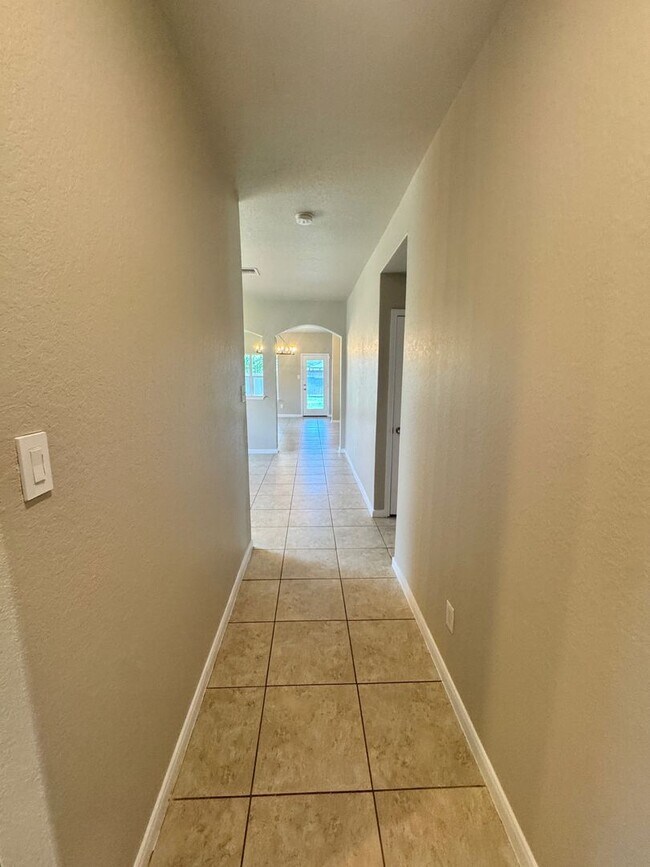 Building Photo - Ready for MOVE-IN - Very Nice- 1 Story 3 B...