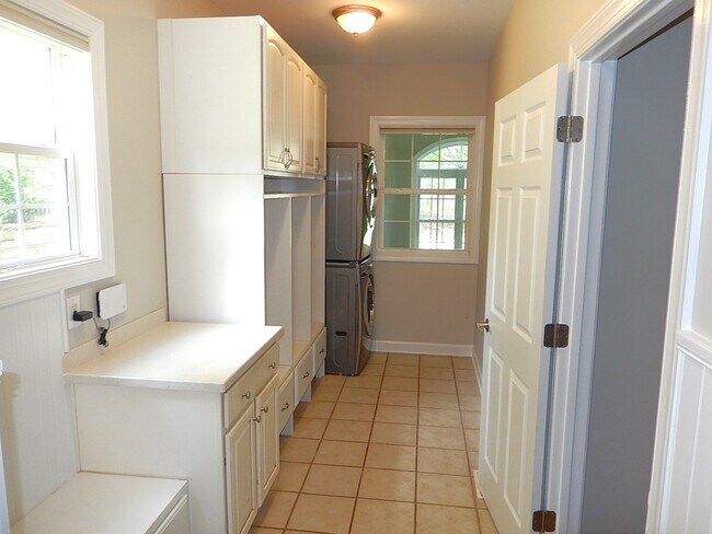 Building Photo - 10612 River Forest Dr