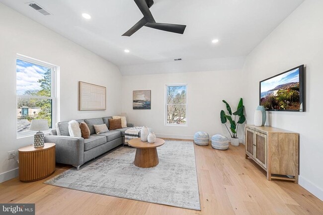 Building Photo - 703 Preston Ave