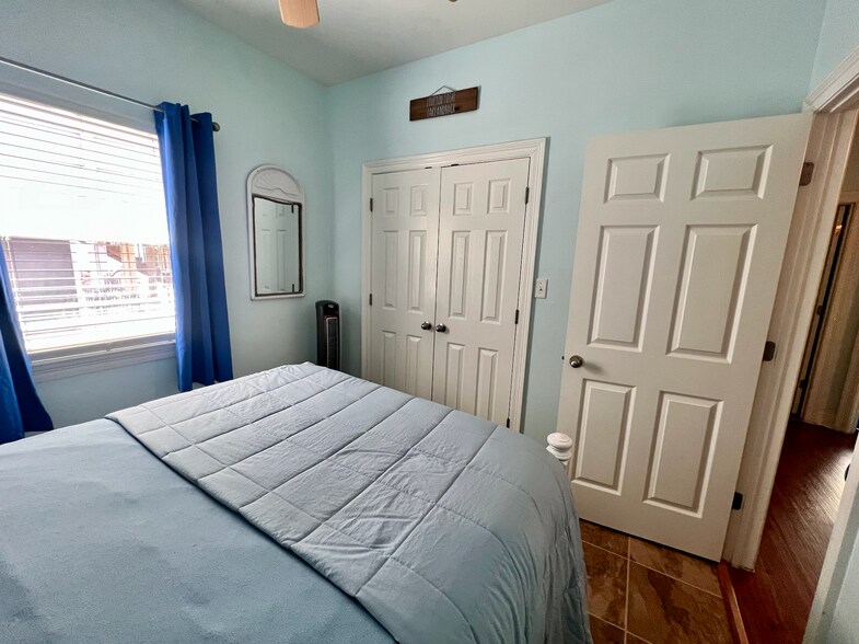 Guest bedroom with double door closet - 23372 Chene Blanc Ln