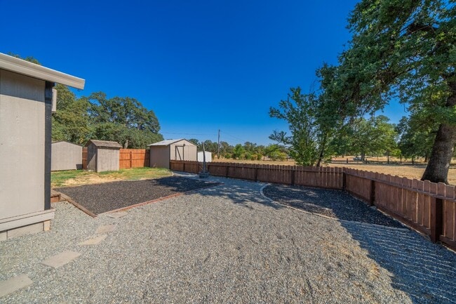 Building Photo - Adorable and clean country property locate...