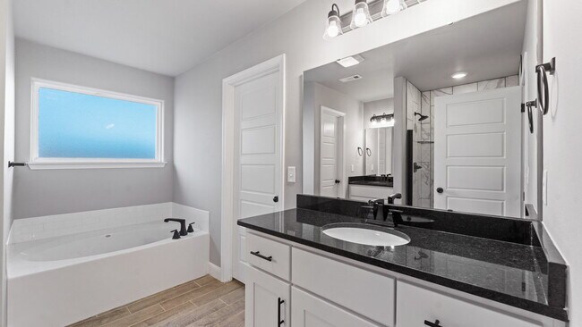 Building Photo - "Spacious 4-Bed Gem with Granite Elegance & Cozy Fireplace in Bentonville!"