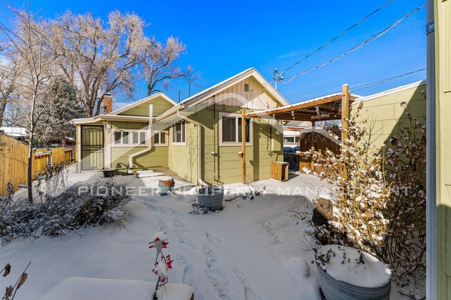 Building Photo - Charming Home with Washer/Dryer and 2 Car ...