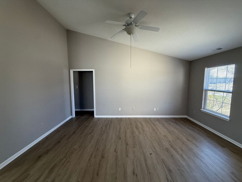 Building Photo - 621 Mission Hill Dr