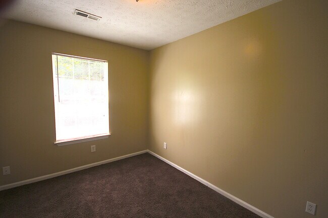 Building Photo - Spacious 4BR/2BA Brainerd Home Move In Ready!