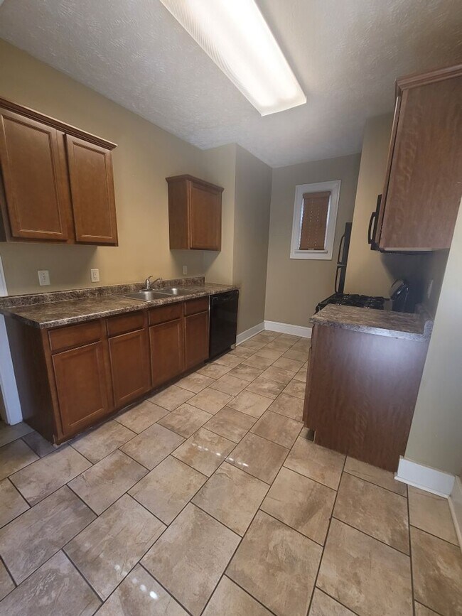Building Photo - Beautiful 2 Bedroom Townhouse!