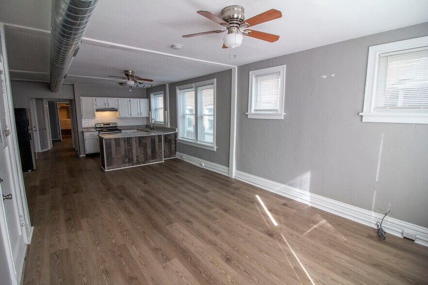 Building Photo - 4955 Lindenwood Ave