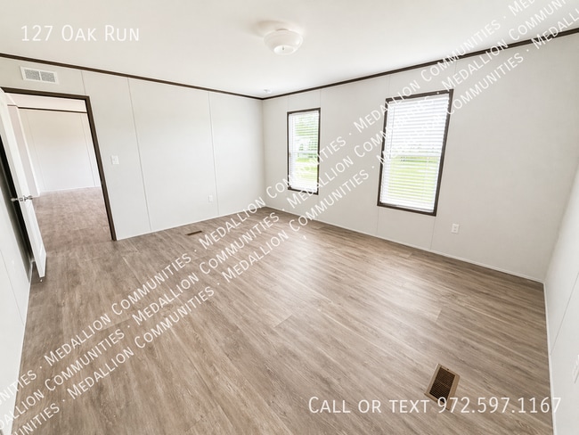 Building Photo - 127 Oak Run