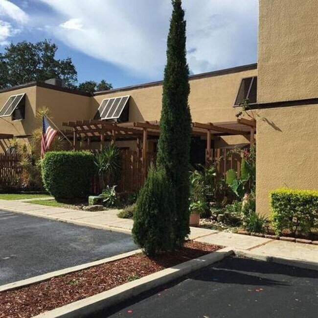 Building Photo - 10740 S Golfview Dr