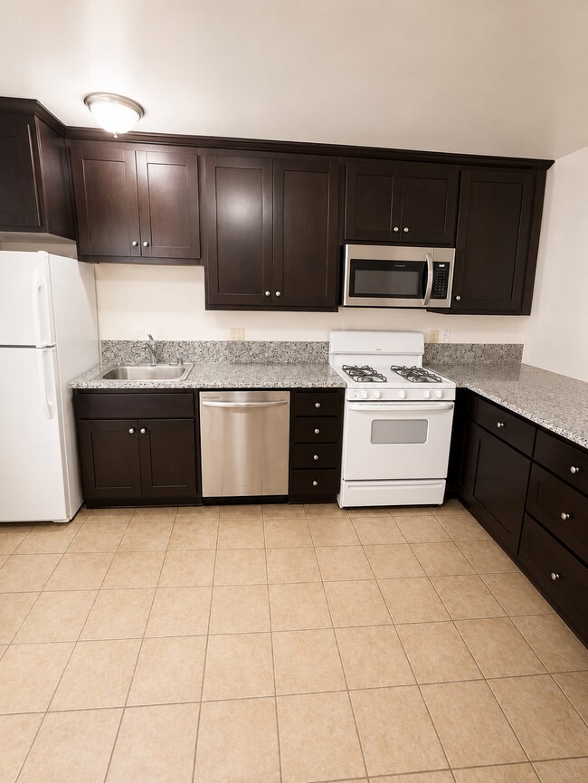 Building Photo - $1595 Moves You In - No August 2026 Rent - Two Bedroom must see! Parking On Site - Laundry On Site