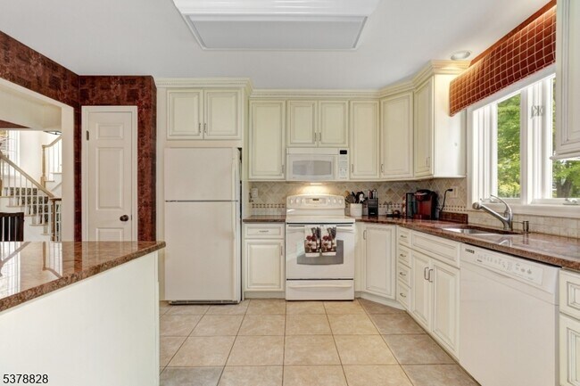 Building Photo - 9 Strawberry Ln