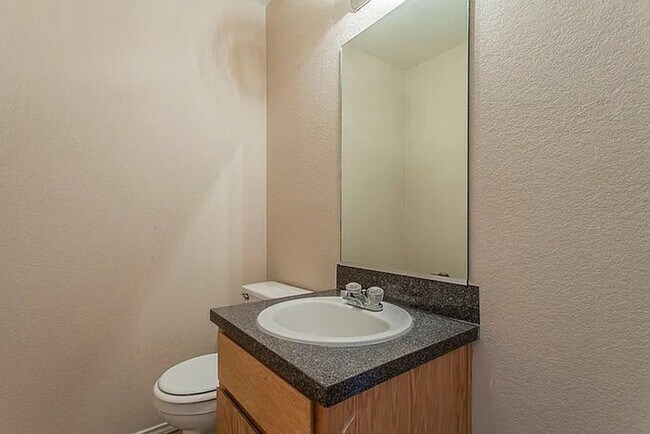 Building Photo - 3 BED / 2 Bath  AVAILABLE END OF JANUARY