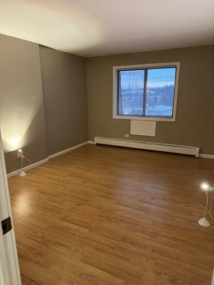 Building Photo - 252 Shorewood Dr