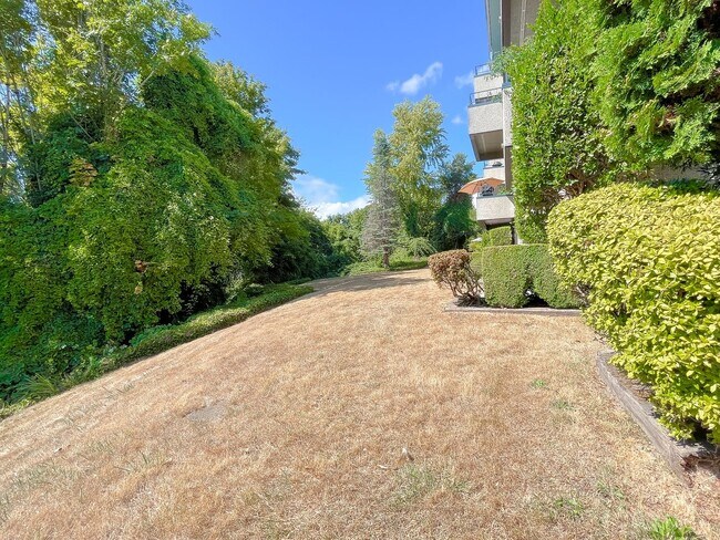 Building Photo - Updated Beacon Hill 1bd/1bth Condo, $1,650/mo.