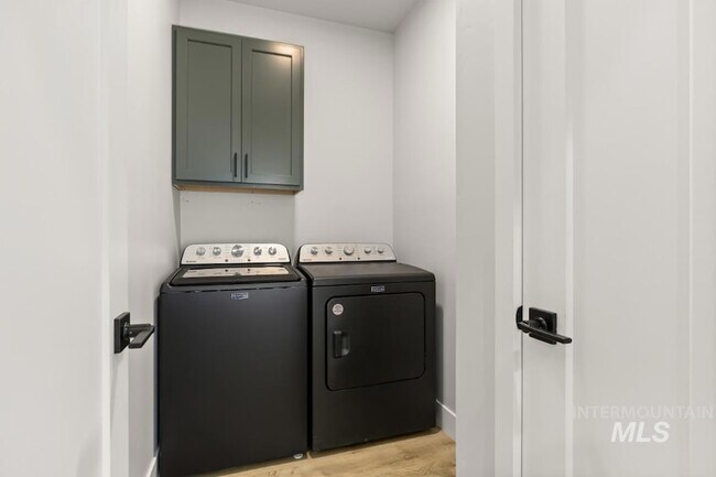 Building Photo - 10494 W Shields Ave