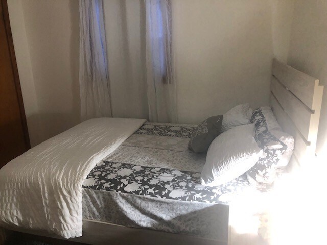 Building Photo - 12 Brookside Ave E