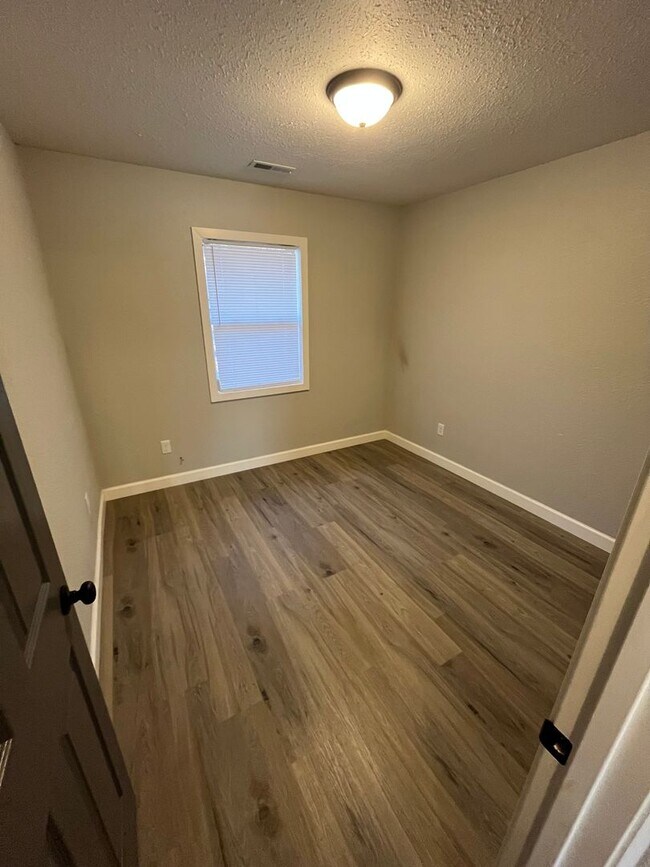 Building Photo - Nice 2 Bedroom Apartment overlooking Treeline lake