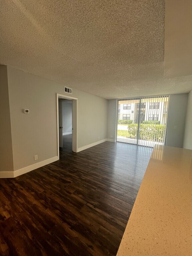 Building Photo - 706 Executive Center Dr