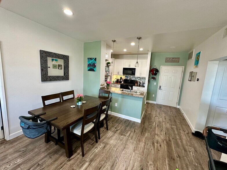 Dining area next to kitchen - 1336 Scholarship