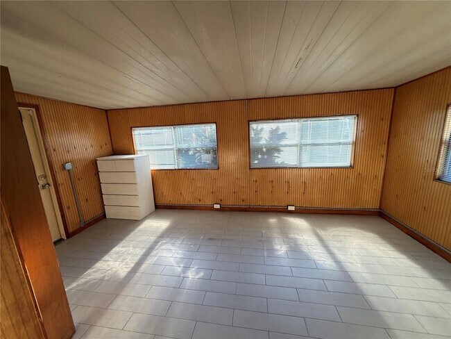 Building Photo - 15573 Bedford Cir E