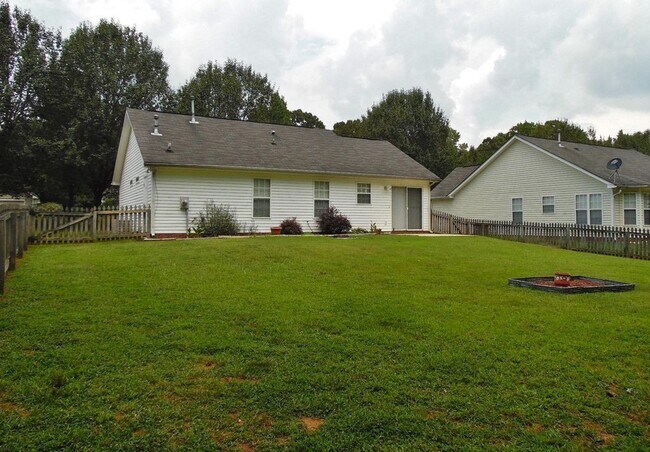 Building Photo - 657 Montgomery Dr