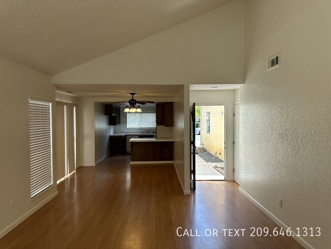 Building Photo - 541 San Vincente Ct