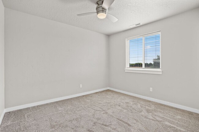 Building Photo - Beautiful 3bd/2.5ba Home w/Office Space & Bonus Loft