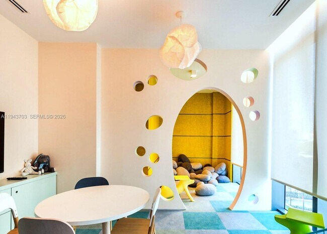 Building Photo - 480 NE 31st St