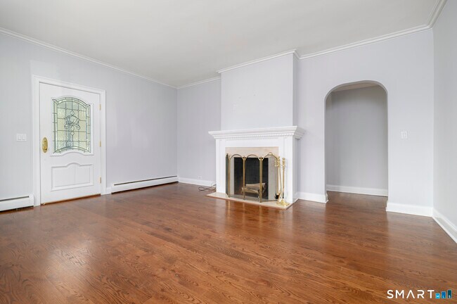 Building Photo - 18 Elm Tree Pl