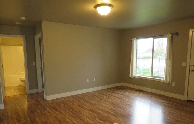 Building Photo - 4 Bedroom Townhome in River Pointe Subdivison