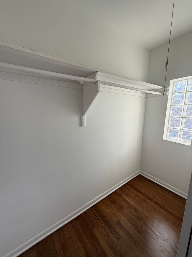 Building Photo - Albany Park 2 Bedroom 1 1/2 Bath 2 Story T...