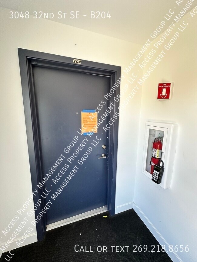 Building Photo - Great SE Side area close to 28th St and Be...
