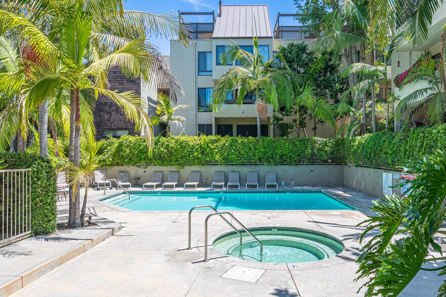 Building Photo - 950 N Kings Rd