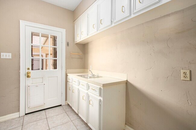 Building Photo - 15010 Terrace Oaks Dr