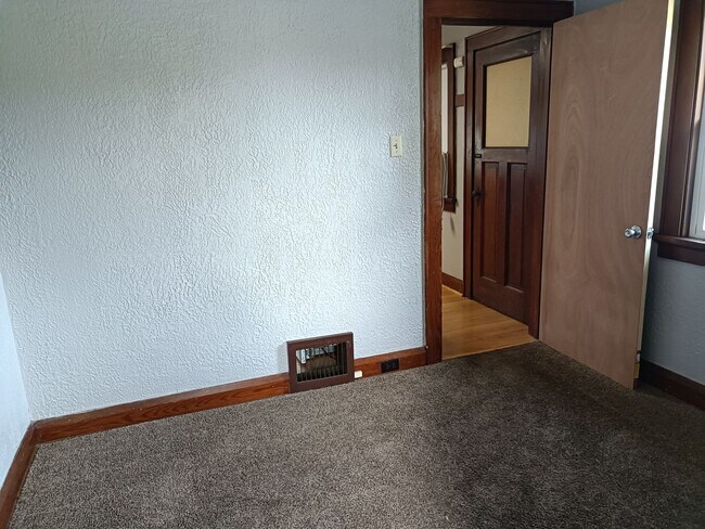 Building Photo - 9214 S Chicago Rd