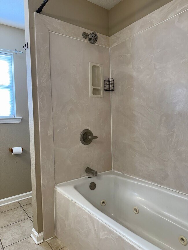 Building Photo - 2413 Versailles Dr